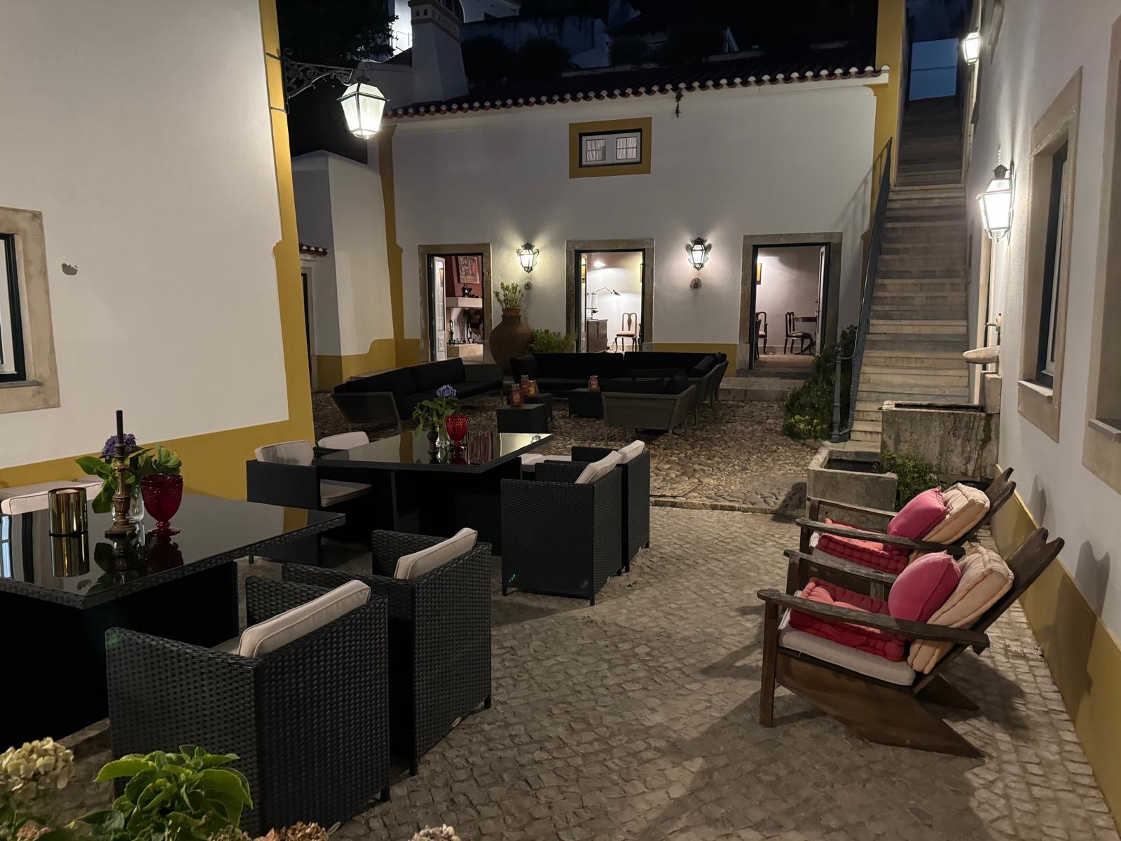 Pátio · À noite