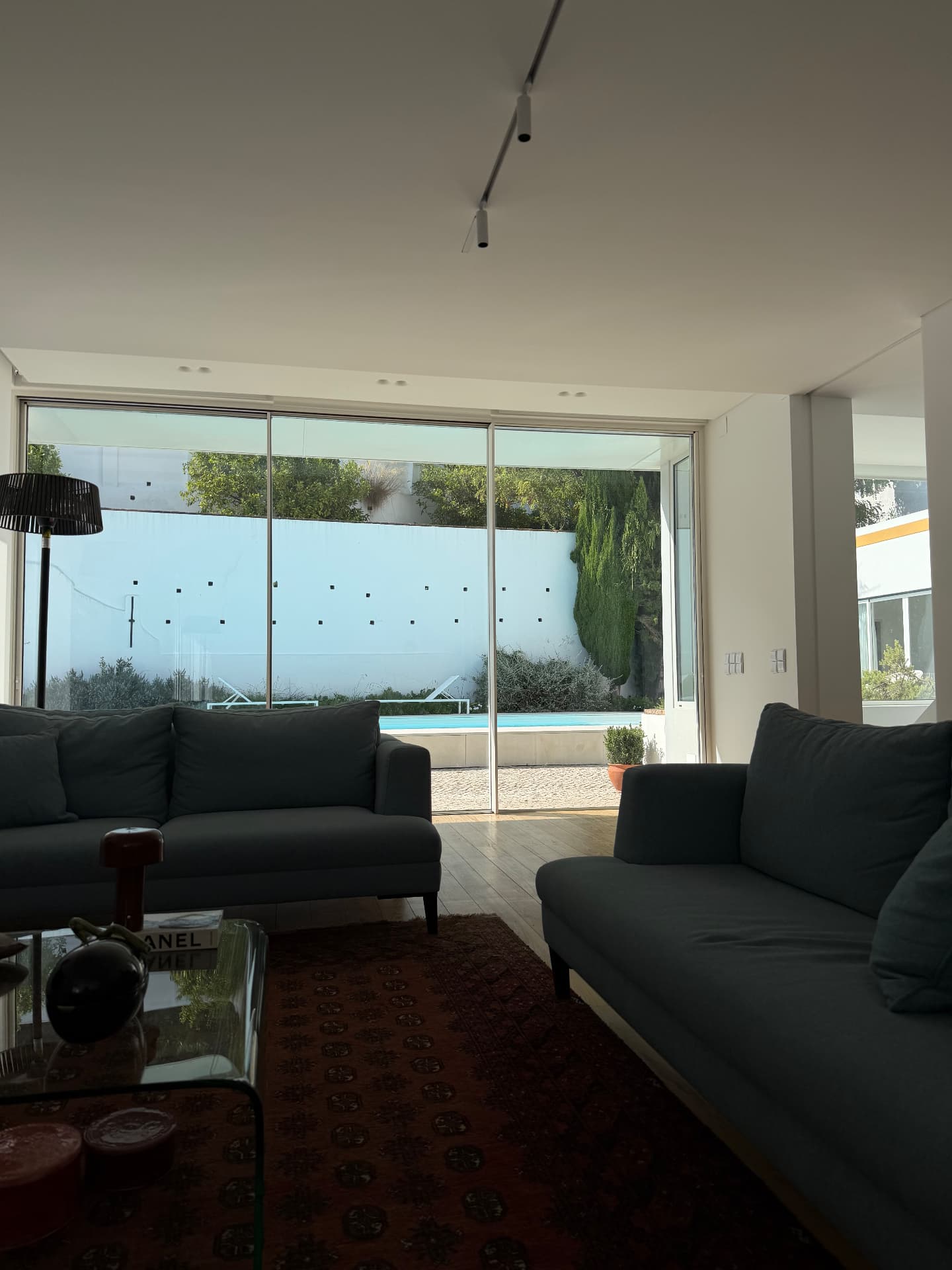 Sala de estar · Vista piscina